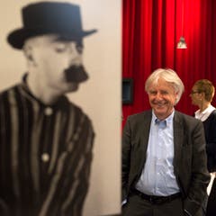 Emil Steinberger posiert vor einer seiner Figuren. (Bild: Keystone)