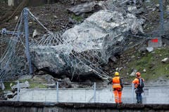 Viel Geröll blieb in den Fangnetzen hängen. (Bild: Keystone)