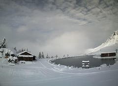 Tolles Winter-Panorama: Der Härzlisee in Brunni oberhalb von Engelberg. (Bild: Webcam)