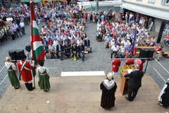 Bereits kurz nach 11 Uhr fand sich eine grosse Menschenmenge zur 1.-August- Rede des Visper Stadtpräsidenten Niklaus Furger auf dem Altdorfer Rathausplatz ein. (Bild: Bruno Arnold / Neue UZ)