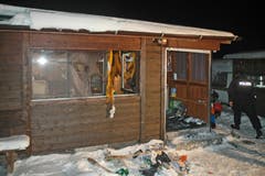 Dezember 2012: Der Wohnwagen ist nach der Gasexplosion auf dem Campingplatz in Lungern beschädigt. Zwei Frauen erlitte Verbrennungen. Zur Explosion kam es beim Wechseln einer Gasflasche. (Bild: pd)