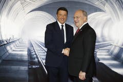 Hohe Ehrengäste: Bundespräsident Johann Schneider-Ammann posiert mit Italiens Premierminister Matteo Renzi vor eine Tunnel-Kulisse (also nicht wirklich im Tunnel). (Bild: Keystone / Peter Klaunzer / Pool)