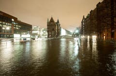 Speicherstadt in Hamburg ist unter Wasser. (Bild: Keystone)