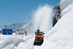 Der Schnee reicht auf dem Pass bis knapp unter die Tafeln. (Bild: Keystone / Urs Flüeler)