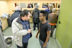 Marco Fellmann (links) spricht mit Tesfit Ghide. (Bild: Philipp Schmidli)
