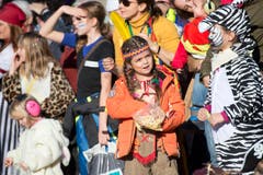 Das Publikum wartete gespannt auf den Umzug. (Bild: Maria Schmid (Neue ZZ))