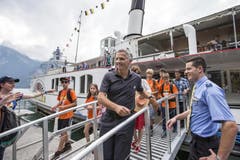 Bundespräsident Didier Burkhalter mit Jugendlichen der Stiftung für junge Auslandschweizer bei der Tellsplatte am Freitag, 1. August 2014. (Bild: Keystone)