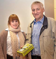 Willi Schöpfer mit Glücksfee Nathalie Howald. (Bild: Claudia Surek)
