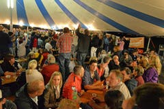 Seenachtsfest Lungern: ChueLee verbreiten eine Riesenstimmung im grossen Festzelt. (Bild: Robert Hess / Neue OZ)