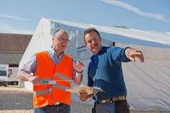 «Es ist eine wahnsinnige Materialschlacht», sagt Toni Fleischlin (47, links), Bauchef des Musikfestes. (Bild: Dominik Wunderli / Neue LZ)