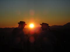 Alphornbläser während des Sonnenaufgangs auf der Rigi am 1. August. (Bild: Karin Buholzer)