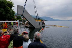 Am 5. Mai 2015 wurde Roman Signers Skulptur «Seesicht» im Zugersee installiert. (Bild: Stefan Kaiser / ZZ)