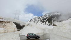 Meterhohe Schneemassen am 23. Mai bei der Eröffnung des Gotthardpasses. (Bild: Keystone)