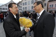 Der neue Urner Regierungsrat Beat Jörg (links) von der CVP nimmt die Gratulationen vom wiedergewählten Regierungsrat Josef Dittli entgegen. (Bild: Keystone)