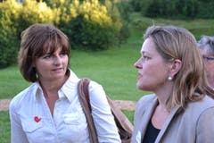 Altbundesrätin Ruth Metzler-Arnold (links) und die Urner Regierungsrätin Heidi Z'graggen an der Premiere des Freilichtspiels «Tell trifft Wagner» in Seelisberg. (Bild: Bruno Arnold / Neue UZ)
