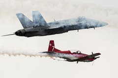Eine FA-18 der Schweizer Luftwaffe begleitet eine PC-7 (Bild: Keystone)