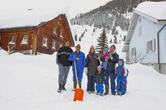 Der Schnee schweist die Menschen in der Fürlaui zusammen. Von links: Landwirtschaftspraktikant Daniel Kammer, Alois Baumann, Rosmarie Meier Ziegler, Anna Lena, Felix mit dem kleinen Peter und Paul Ziegler. (Bild: Philipp Schmidli/Neue LZ)