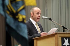 Karl Walker, Gemeinderat Gurtnellen, während seiner Rede. (Bild: Philipp Schmidli / Neue LZ)