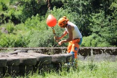 Ein Arbeiter hängt die Abdeckmatten ans Seil des Helikopters. (Bild: René Meier / Luzernerzeitung.ch)