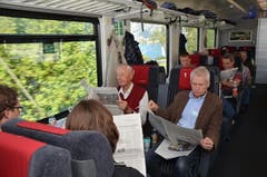 Hans Andermatt aus Kriens (am Fenster) und Bernd Kretschner (rechts) aus Einsiedeln bei der Lektüre der "Luzerner Zeitung". (Bild: Antonio Russo)