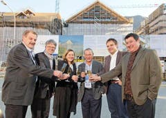 Stefan Baumann (Josef Baumann AG), Max Germann (Germann & Achermann AG), Heidi Z'graggen (Urner Regierungsrätin), Samih Sawiris, Roger Nager (Gemeindepräsident von Andermatt) und Akira Moreno (Vice President Development & Pre-Opening Services General Hotel Management Ltd) stossen am 9. November auf die Aufrichte an. (Bild: PD / ASA / E.T. STUDHALTER)