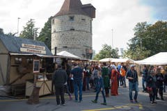 Statt ein Park- findet sich hier momentan ein Marktplatz. (Bild: Maria Schmid / Neue ZZ)