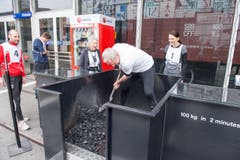 Matthijs Ouwerkerk beim Kohlenschaufeln. (Bild: Oscar Alessio)