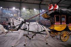 Zeugen einer anderen Transport-Ära galoppieren durch das Festzelt. (Bild: Keystone / Peter Klaunzer / Pool)