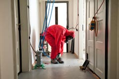 Die Arbeiter bei den Vorbereitungen. (Bild: Boris Bürgisser/ Neue LZ)