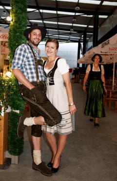 Lozärner Oktoberfest am 11. September 2004 beim Eiszentrum Luzern. Im Bild Dominique Bühler und Manuel Wipf. (Bild: Corinne Glanzmann)