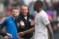 Zug-Trainer Mark Adams feuert seine Mitspieler an. (Bild: Keystone / Urs Flüeler)