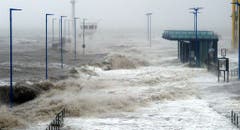 Nichts geht mehr: Der Fährenpier im deutschen Dagebüll ist komplett unter Wasser. (Bild: Keystone)