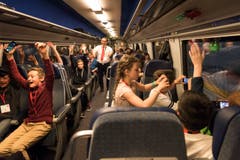 Dieses Abteil im Zug nach Bellinzona haben Schulkinder in Beschlag genommen. (Bild: Keystone / Epa / Christian Beutler)
