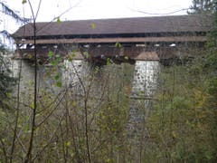 Alte Brückenbaukunst bei der 300 jährigen Rothenburgerbrücke. Sie war früher, wie bei den meisten Flussübergängen, ein Zollposten. (Bild: Hans Scheidegger)