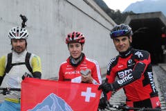 René Zimmermann (links), Linda Indergand (rechts) und Reto Indergand vor dem Start zu ihrem Abschnitt. (Bild: Urs Hanhart / Neue UZ)