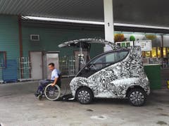 Hallo, habe an der Tankstelle in Pfäffikon ein seltsames Auto entdeckt. Dieses erinnert stark an einen neuen Prototypen von Smart. Falls es so wäre, dann finde ich es super, dass diese Firma auch etwas für Menschen unternimmt, welche es nicht so einfach im Leben haben. (Bild: Peter Zdrahal)