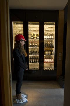 16.04.2013: Ein Weinschrank im Musterzimmer im «The Chedi». (Bild: Keystone)