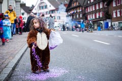 Junge Besucherinnen am Umzug. (Bild: Jakob Ineichen / Neue LZ)