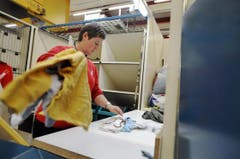 Vreni Wipfli beim Sortieren von Kleidern. (Bild: Eveline Beerkircher/Neue LZ)