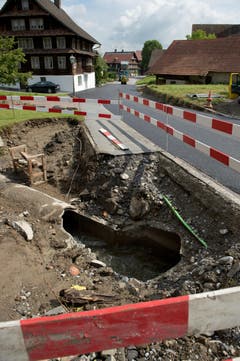 Bei dieser verstopften Röhre konnte der Götzenpfalbach nicht abfliessen und überschwemmte das Dörfli. (Bild: Dominik Wunderli (Neue LZ))