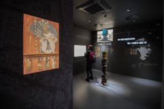 Besucher des Schweizer Pavillions schauen sich die Ausstellung «Spiritio Basilea» an. Diese wurde gesponsert von Syngenta. (Bild: SAMUEL GOLAY/TI-PRESS)
