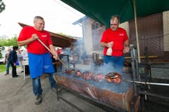 Für die Verpflegung sorgen zahlreiche Helfer: Hier bereiten Paul Küng (links) und Werner Studer den Braten zu. (Bild: Roger Zbinden (Neue NZ))