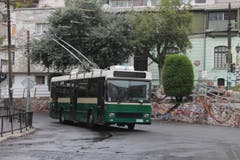 Nur 5000 Franken teuer, 26-jährig und immer noch rüstig: Der Trolleybus nimmt eine Aufwärtskurve. (Bild: Samuel Fuentes, Valparaiso)