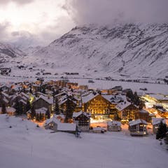 Blick auf das Hotel «The Chedi» inmitten von Andermatt. (Bild: Keystone)