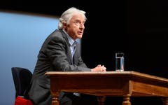 Und dann gilts ernst: Emil Steinberger eröffnet die Premiere seiner Aufführungen im KKL. (Bild: Eveline Beerkircher/Neue LZ)