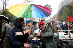 Fonduegenuss unter dem Regenschirm. (Bild: Keystone)
