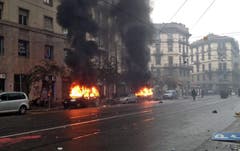 Autos wurden von den Demonstranten angezündet, als sich die Aktivisten und die Polizei während der Demonstration aneinander gerieten. (Bild: SALVATORE GARZILLO)