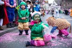 Junge Besucherinnen am Umzug. (Bild: Jakob Ineichen / Neue LZ)