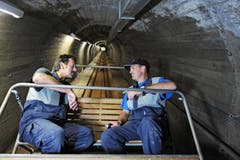 Die beiden Talsperrenwärter Franz Baumann und Bernhard Mattli auf dem Weg in den tiefsten Punkt vom Stausee. (Bild: Eveline Beerkircher / Neue LZ)