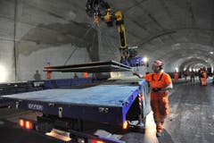02.04.2013: Ein Lastwagen lädt Material für den Einbau der Bahntechnik ab. (Bild: Urs Hanhart / Neue UZ)